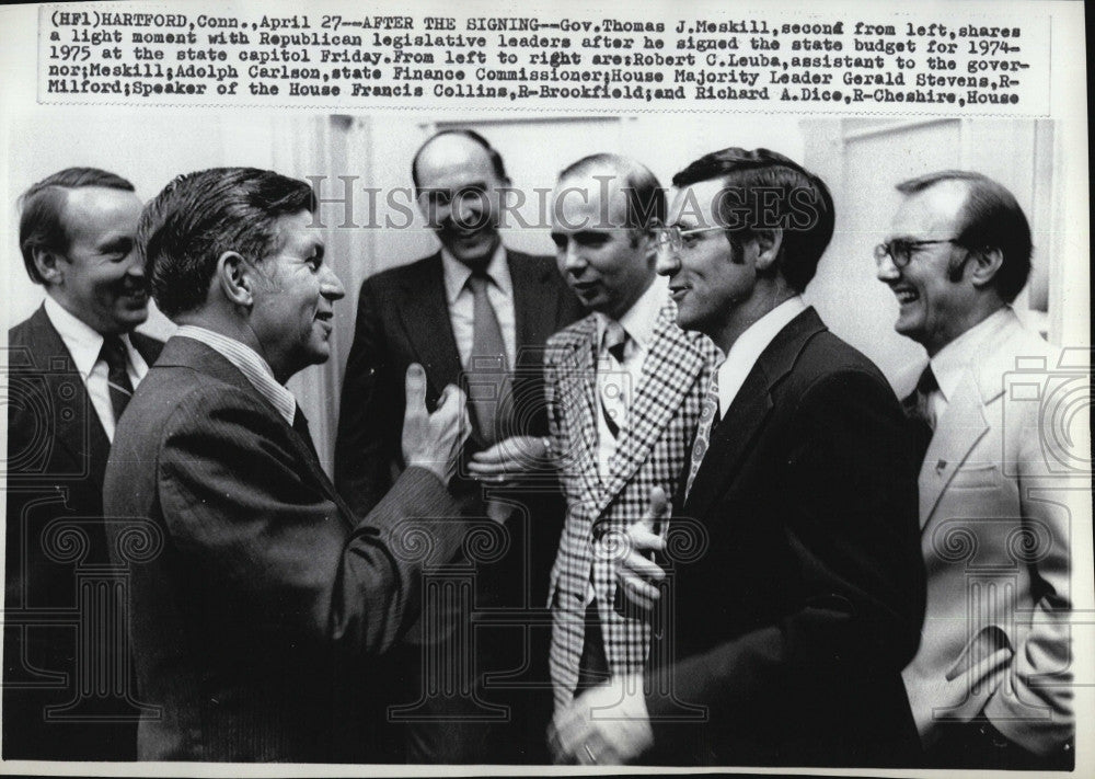 1974 Press Photo Connecticut Governor Thomas Meskill Signs State Budget - Historic Images