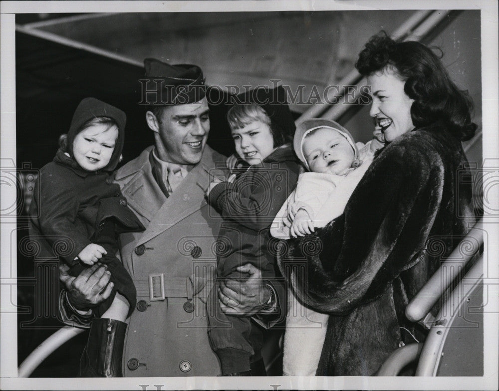 1951 Press Photo Korean War Jet Pilot Robert Wayne Wife Children LaGuardia - Historic Images