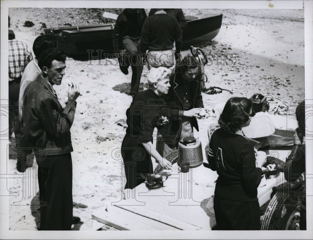 1955 Press Photo Mrs. Earl Weeks Wife Of Missing Frogman Assists With Coffee - Historic Images