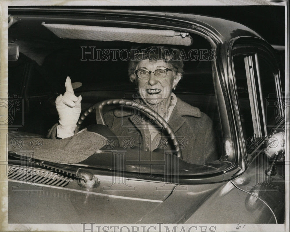 1961 Press Photo Mrs. Grace Weeks Wrecks Car Into Garage - Historic Images