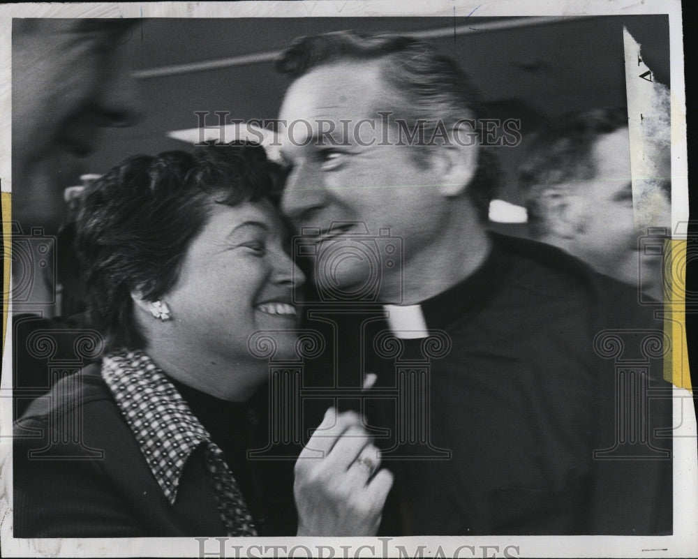 1975 Press Photo Rev. James A. Weeks &amp; Niece Jane Kain At Logan Airport - Historic Images