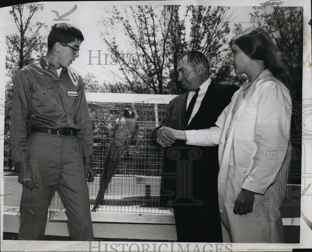 1965 Press Photo Elizabeth Smith Zoo Supervisor &amp; Frank Torento With Bird - Historic Images