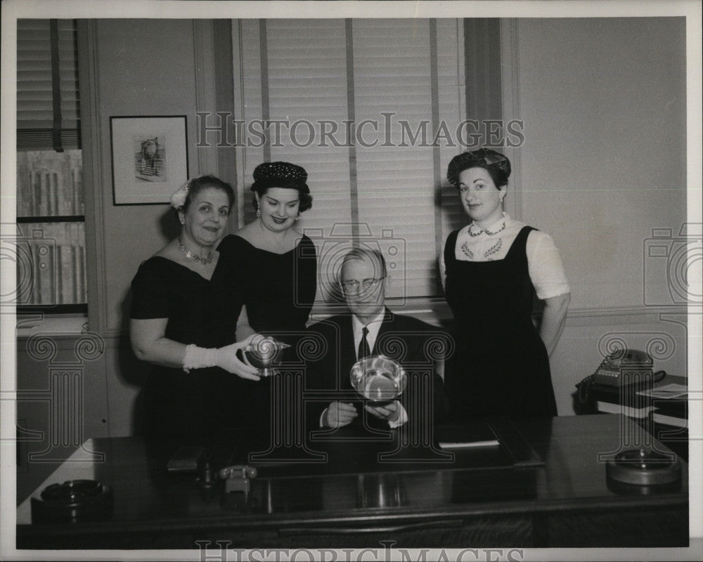 1958 Press Photo Thomas Hennessey Pres. OF Boston Chamber Of Commerce,Mrs.Weiner - Historic Images