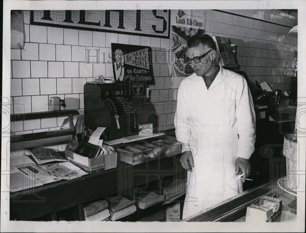 1964 Press Photo Leo Weiner Owner Of Norwood Market Looking At Empty Register - Historic Images