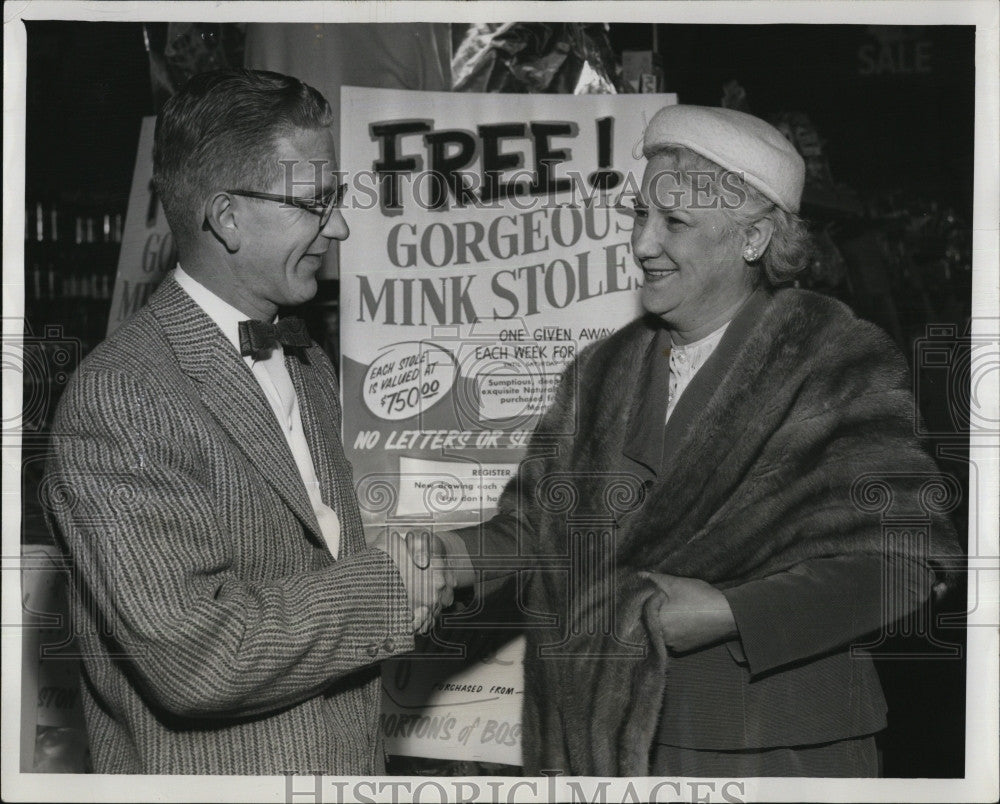 1957 Press Photo Mrs.Rose Weiner &amp; Store Manager Ken Canham Winner Of Mink Coat - Historic Images