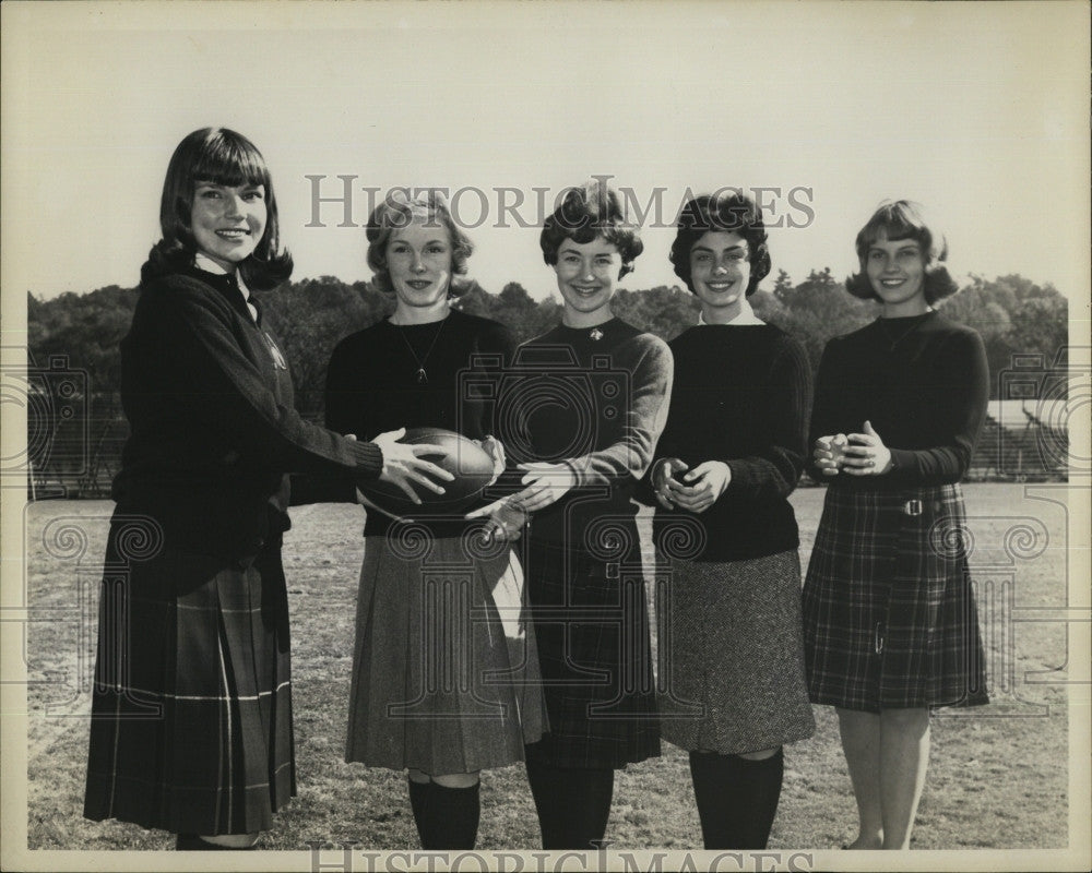 1961 Press Photo Nominees For U Of Mass Homecoming Queen Pose - Historic Images