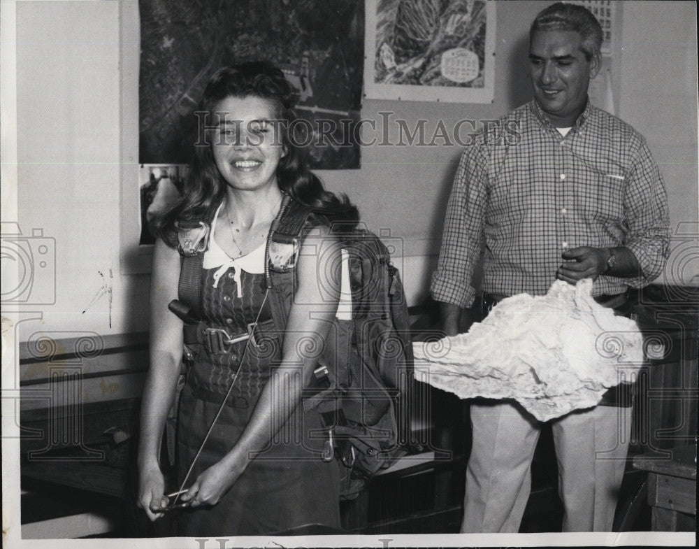 1965 Press Photo Student Susan Wehr Tries On Parachute - Historic Images