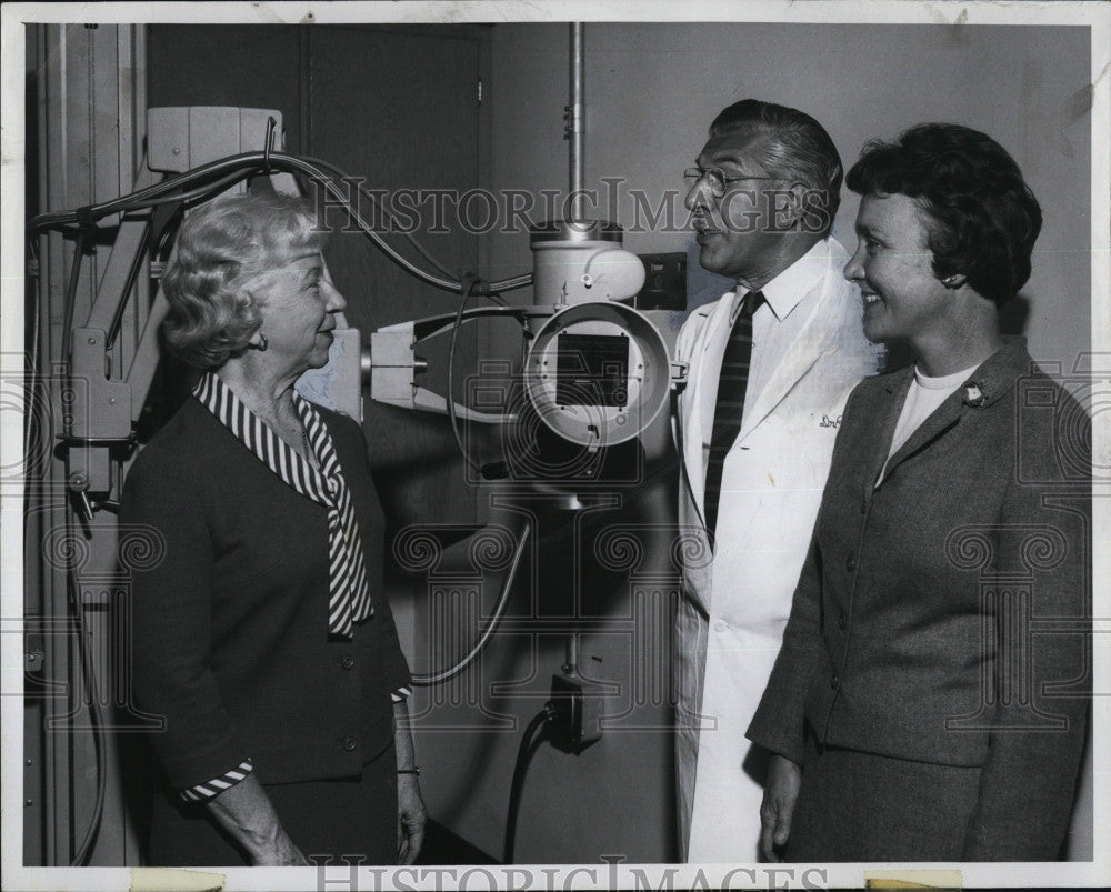 1967 Press Photo Wellesley Hospital Aid Assn Co Chairman Mrs Walter Wagner - Historic Images