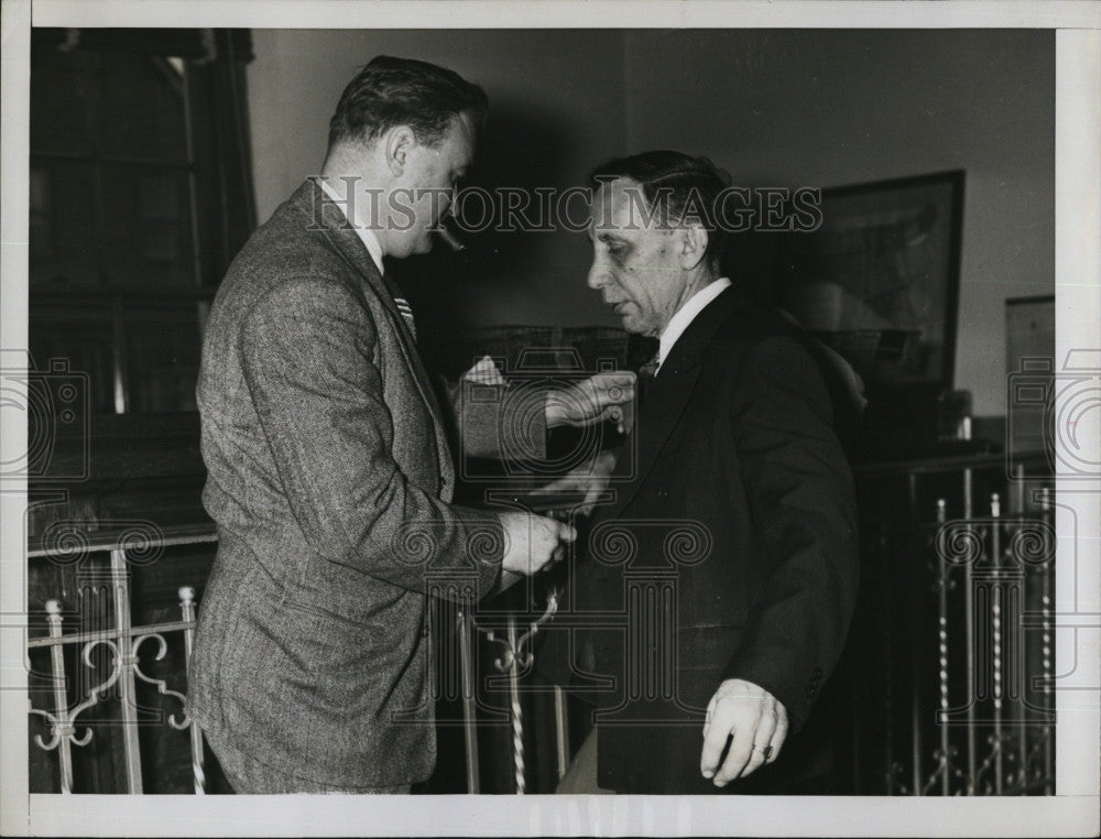 1950 Press Photo Det George Merz Searches Pockets Of Anton Wegerbauer - Historic Images