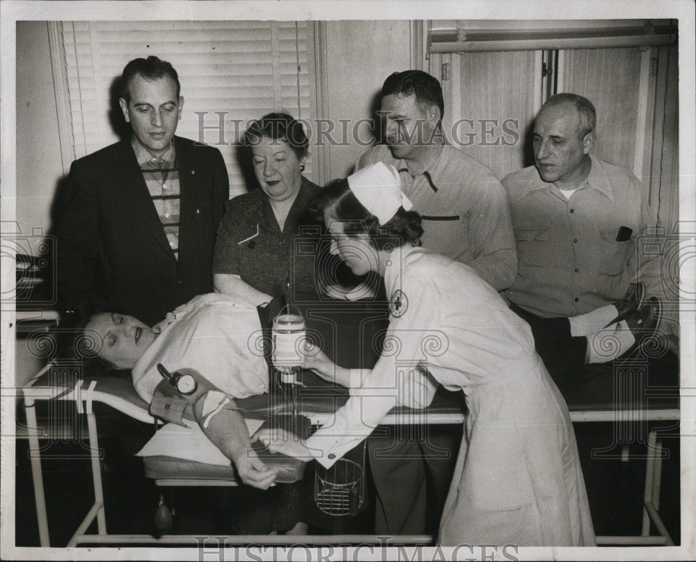 1957 Press Photo Bea Weener, 500th Blood Donor at Red Cross Blood Bank - Historic Images