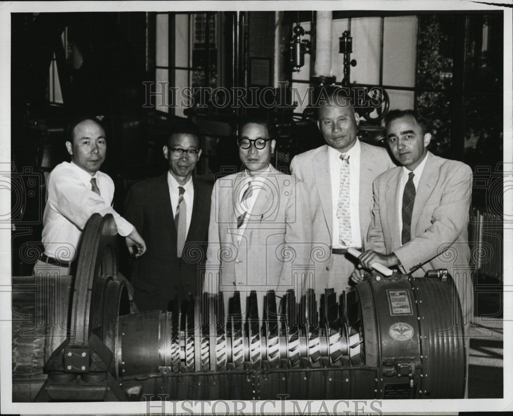 1958 Press Photo Prof. William R. Weems with Jet Engine in Seoul, South Korea - Historic Images