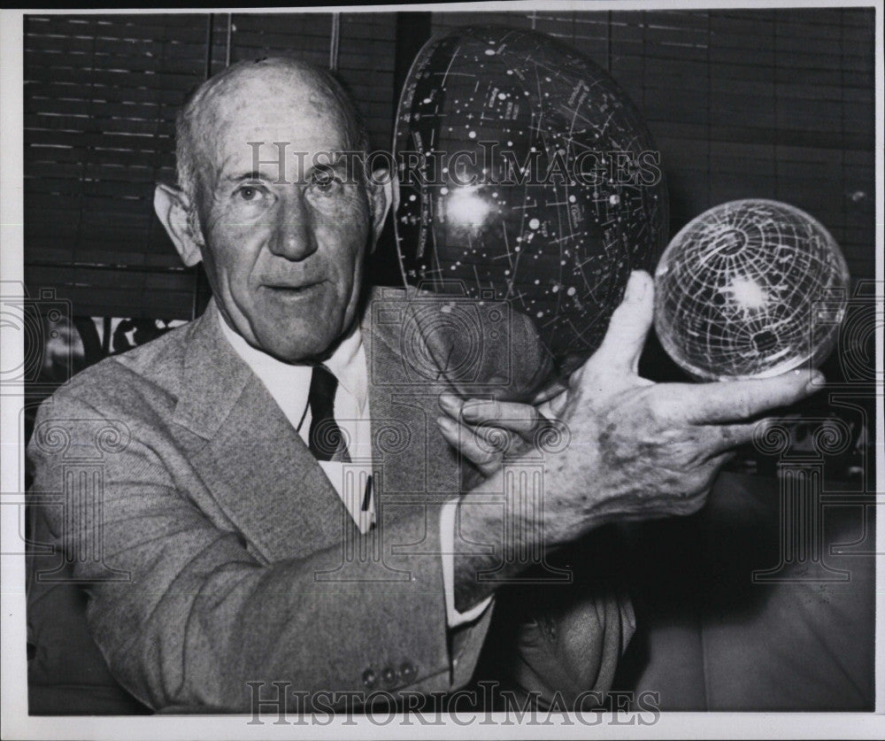 1959 Press Photo P.V.H. Weems with Plastic Spheres to Locate Spacemen - Historic Images