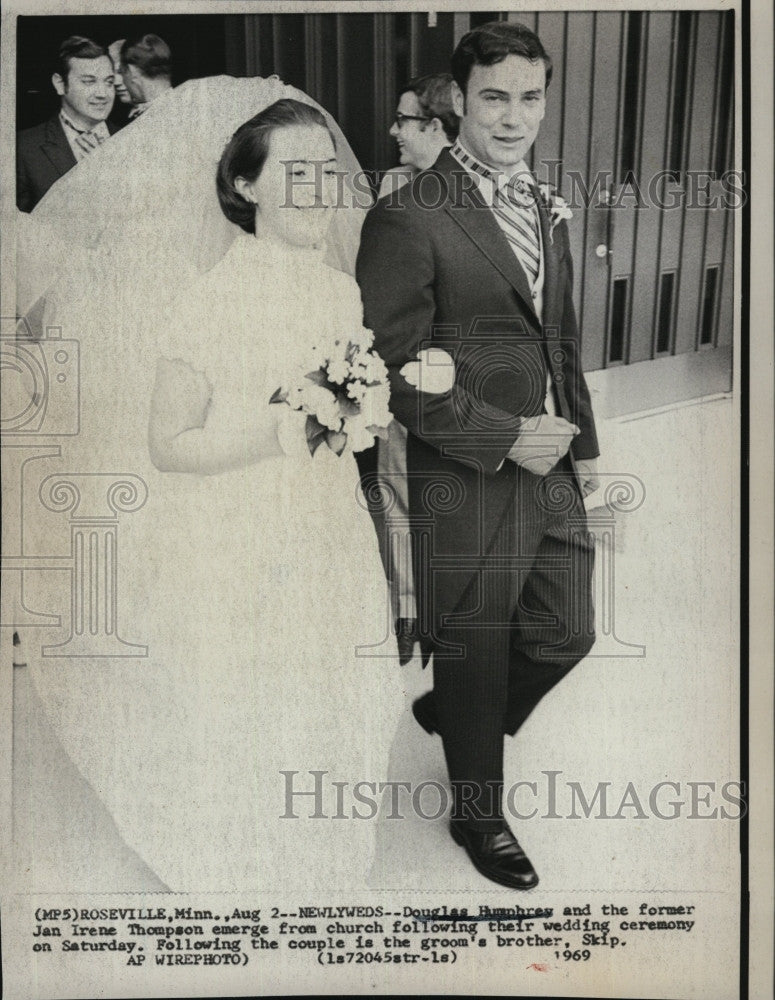 1969 Press Photo Newlyweds Douglas Humphrey, Jan Irene Thompson - Historic Images