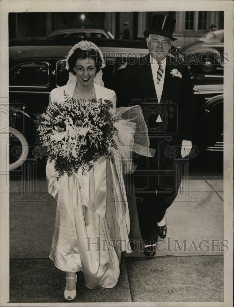 1943 Press Photo Bride Peggy Stowell Cullen, Father E. Fred Cullen Wedding Day - Historic Images