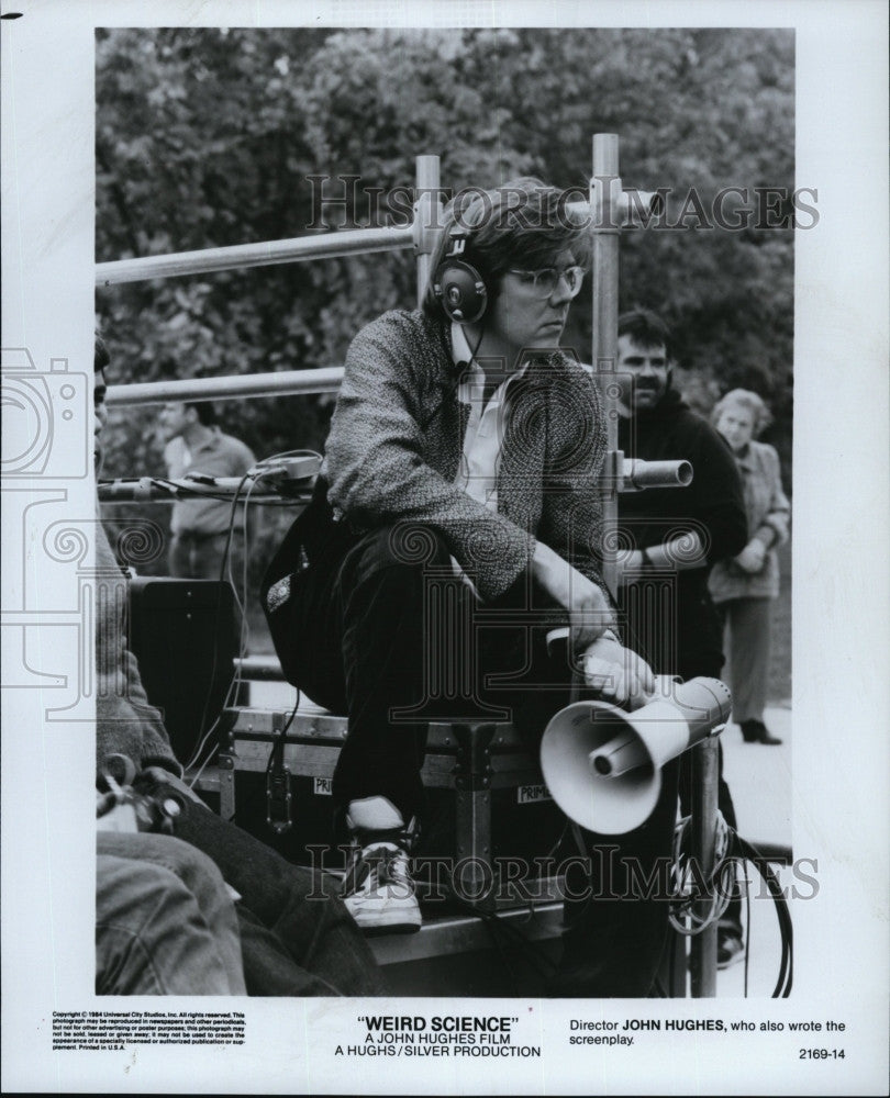 1984 Press Photo Writer, Director John Hughes on &quot;Weird Science&quot; Film Set - Historic Images