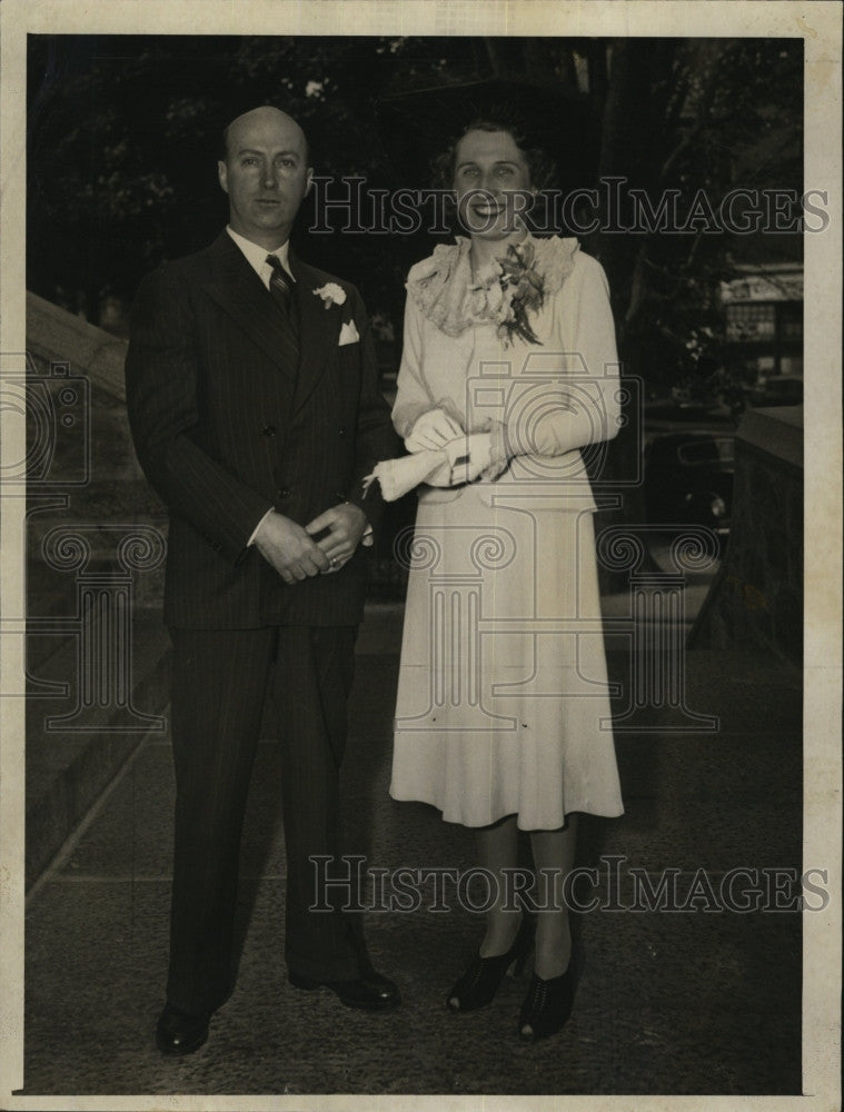 1942 Press Photo Mary E.Colon of Clinton of Mass and Dr. Robert S. York. - Historic Images