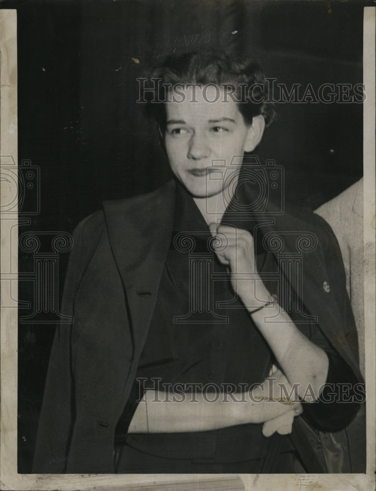 1952 Press Photo Daughter of slain cafe proprietor Winona Yo Ksus leave station - Historic Images