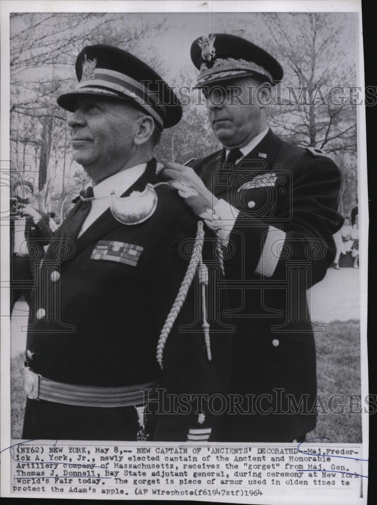 1964 Press Photo Maj Frederick A York Jr Capt of Ancient and Honorable Artillery - Historic Images