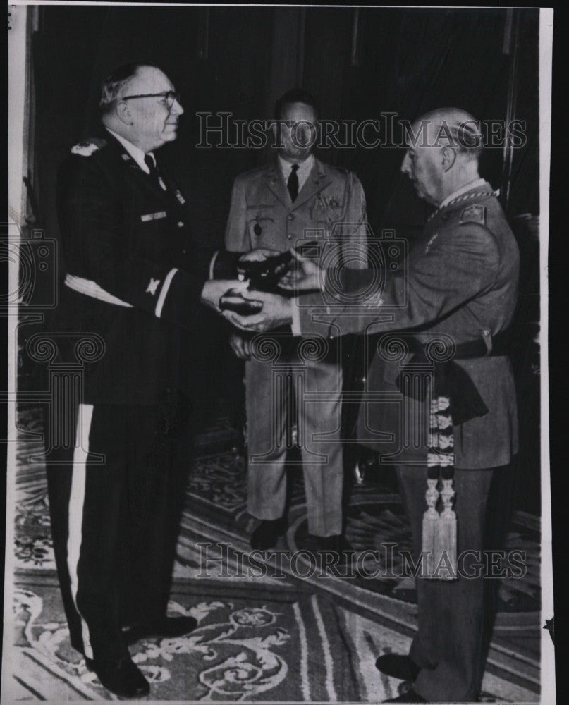 1963 Press Photo Maj Frederick A. YYork Jr with Spain&#39;s Generalissimo Franco - Historic Images