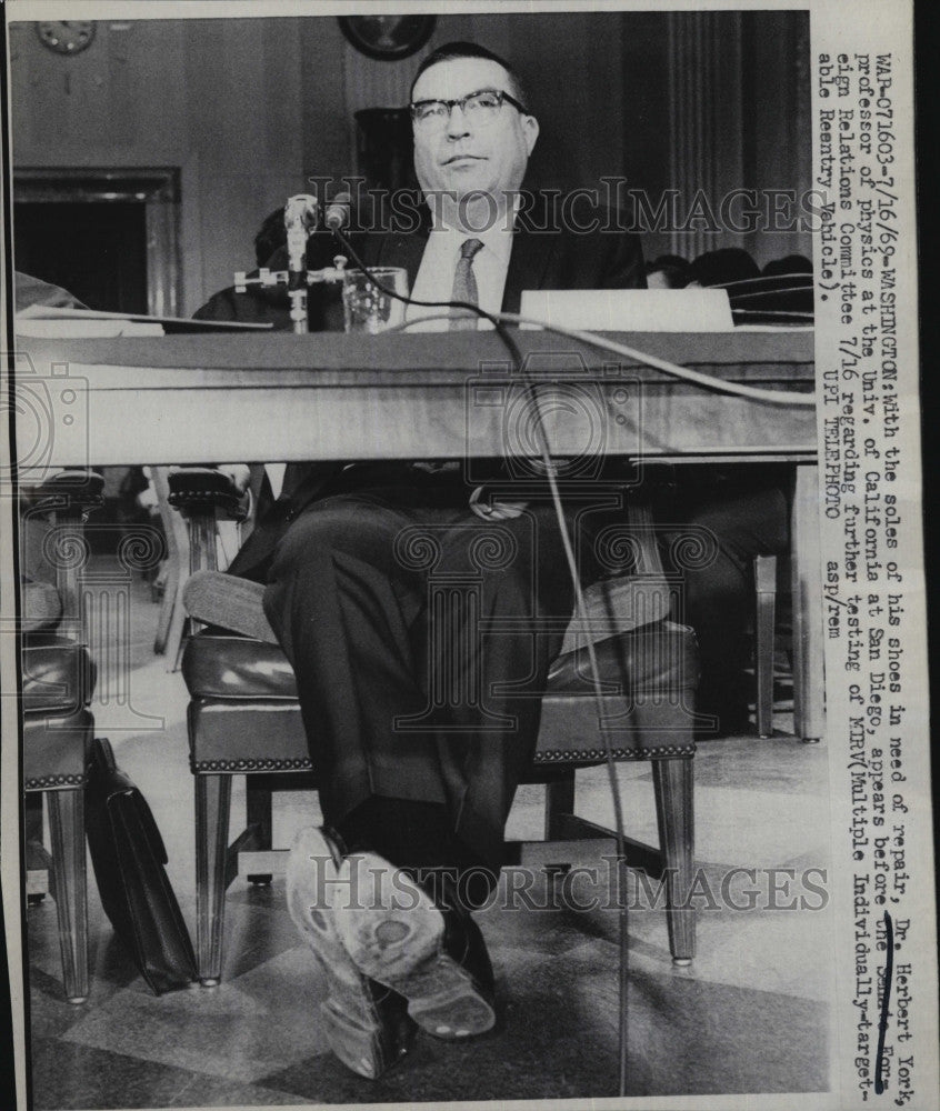 1969 Press Photo Dr Herbert York from U of Cal at San Diego at Senate Hearing - Historic Images