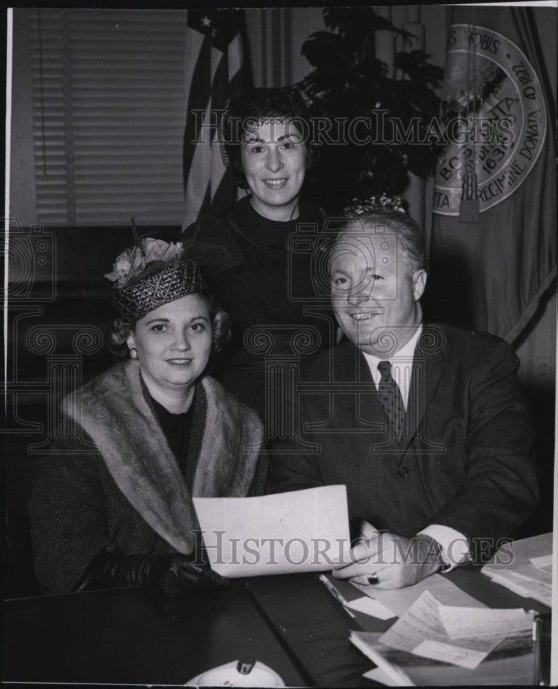 1961 Press Photo Mayor John F Collins , Mrs. David Yarosh, Mrs Arthur Polimer - Historic Images