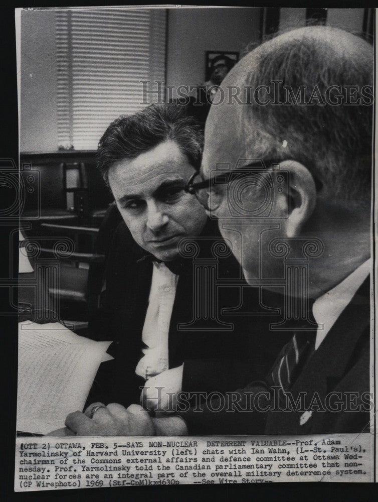 1969 Press Photo Prof Adam Yarmolinsky of Harvard with Ian Wahn, chairman of the - Historic Images