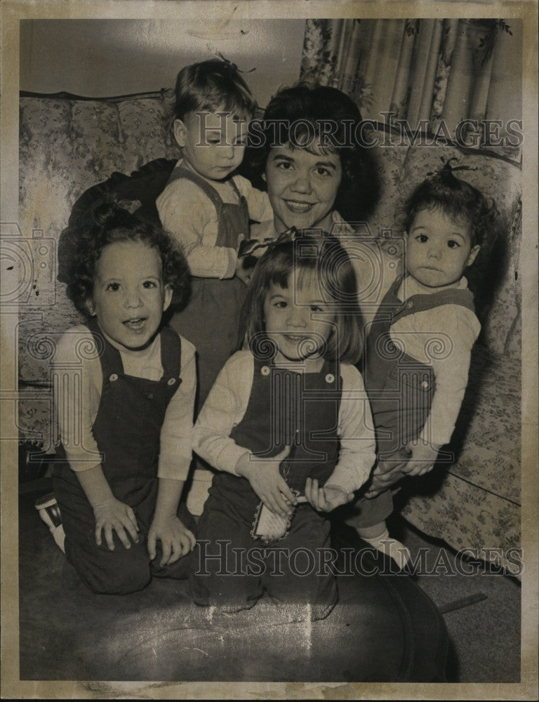 1965 Press Photo Mrs John York with two sets of her twins, Karyn and Kathy, 3 yr - Historic Images