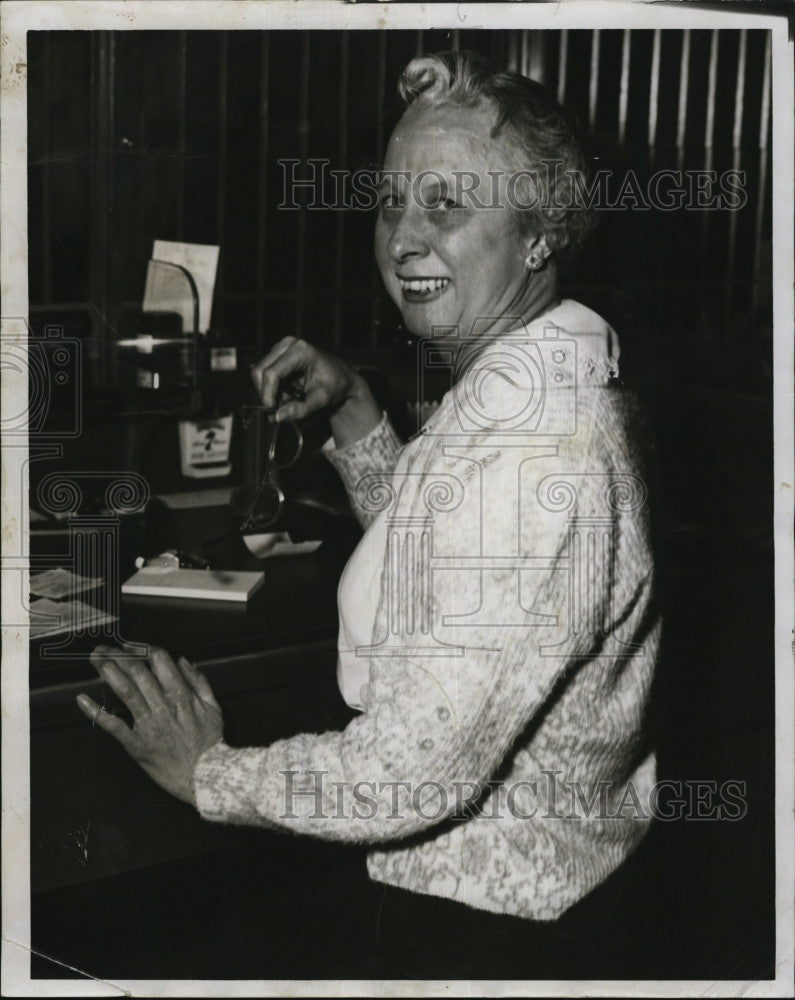 1960 Press Photo Ruby York Bank Teller At Cooperative Bank Of Medford - Historic Images