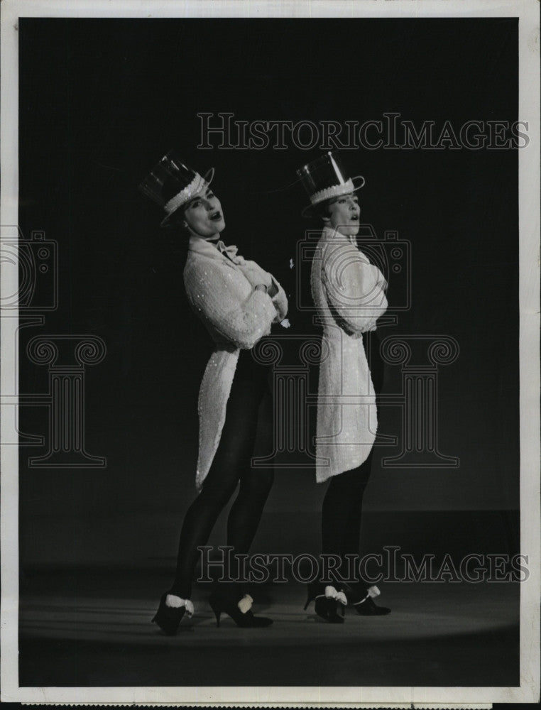 1961 Press Photo Actress Carol Lawrence &amp; Caol Burnett In &quot;The Garry Moore Show&quot; - Historic Images