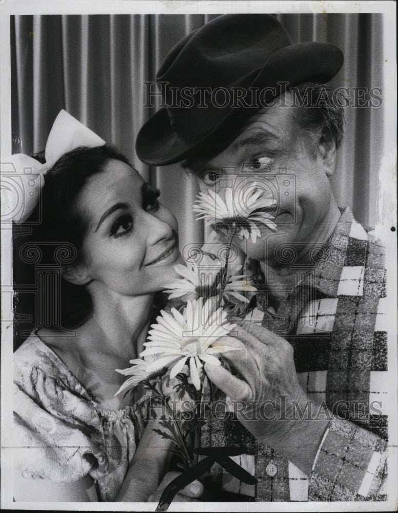 1969 Press Photo Actress Carol Lawrence with Red Skelton on CBS Red Skelton Hour - Historic Images