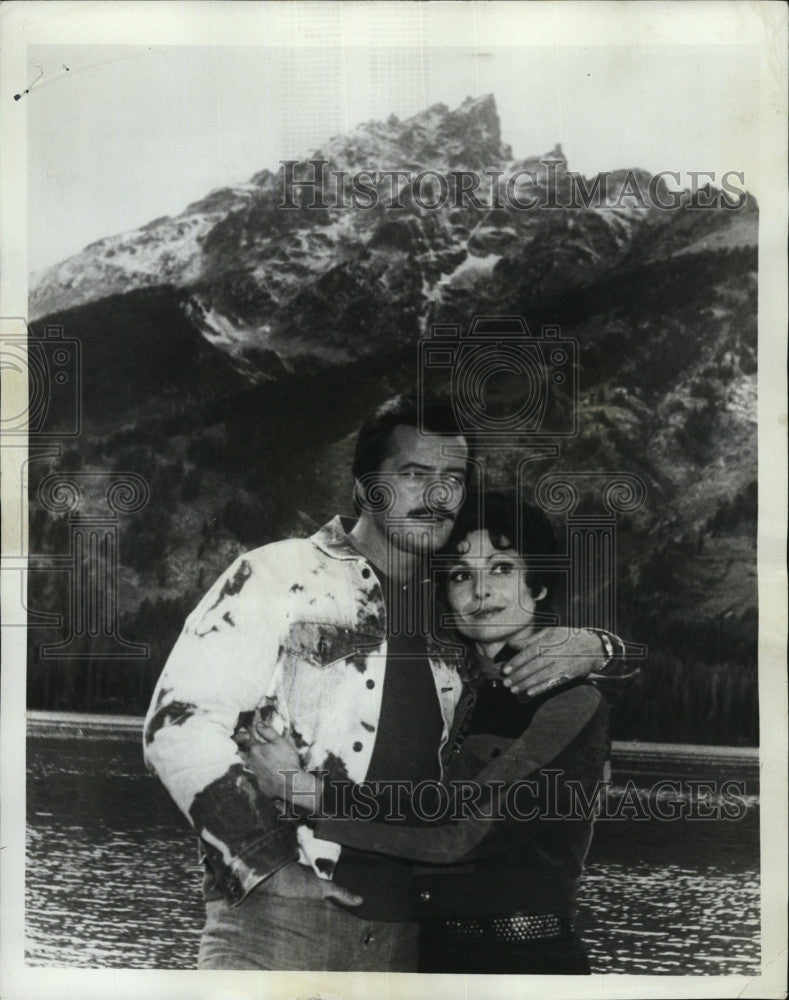 1973 Press Photo Robert Goulet, Carol Lawrence (Mrs Goulet) at Jenny Lake - Historic Images