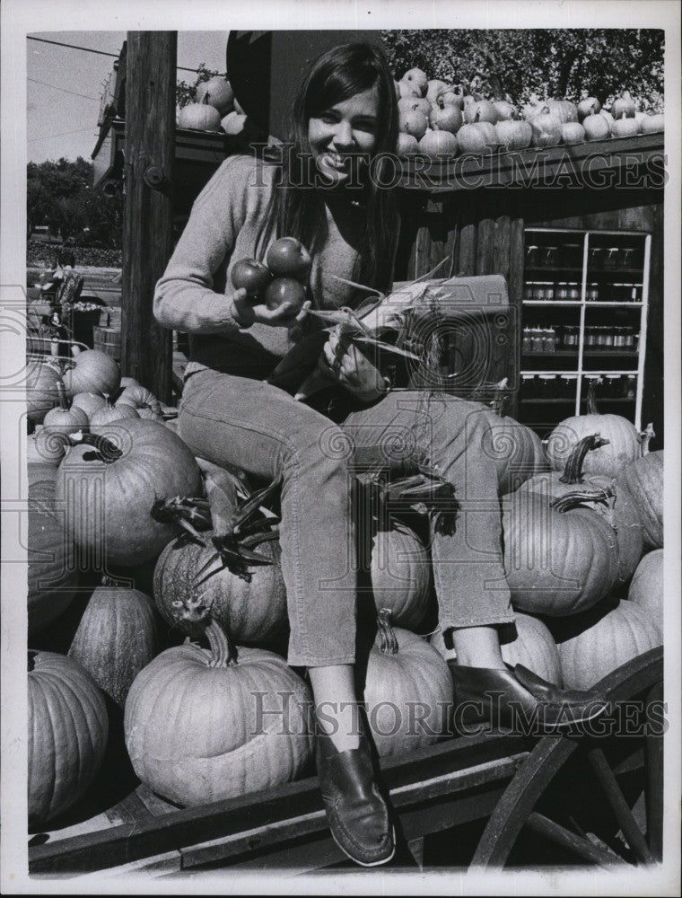 1967 Press Photo Nancy Lawson Coming of fall comes corn apples pumpkins - Historic Images