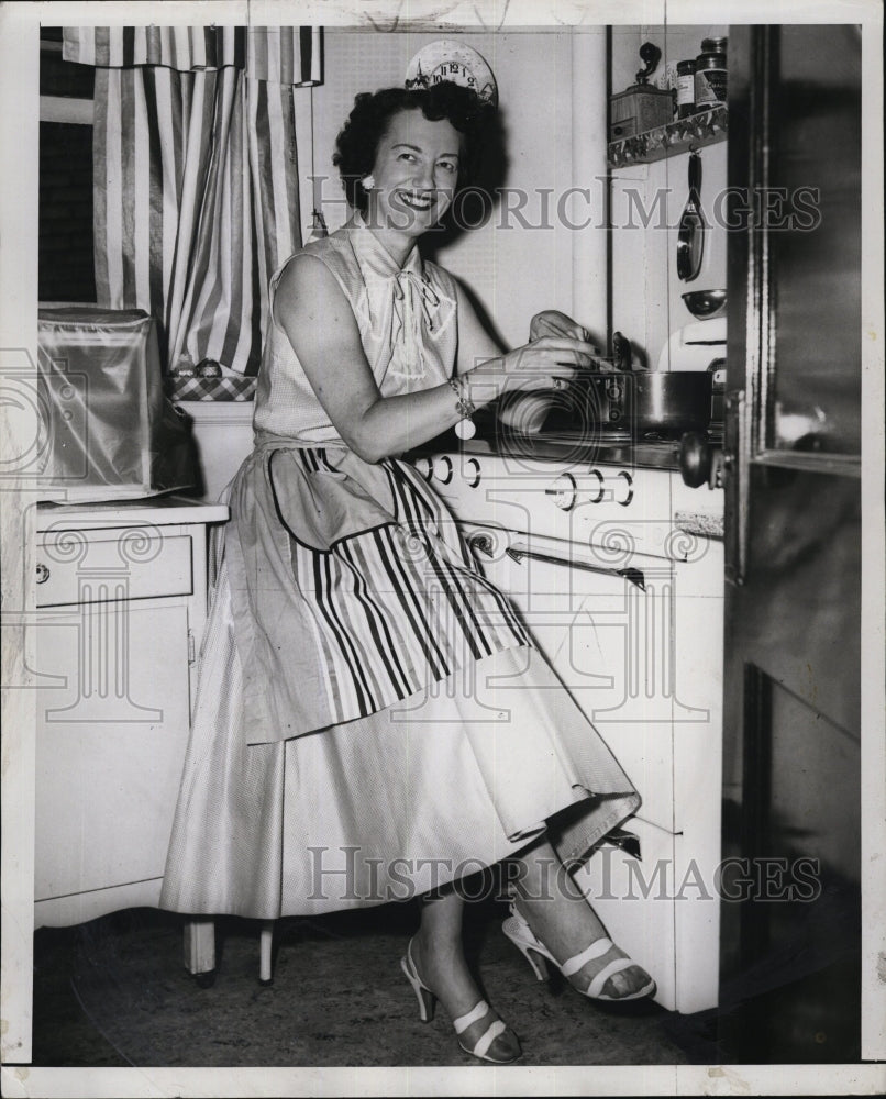 1955 TV personality Louise Morgan cooking - Historic Images