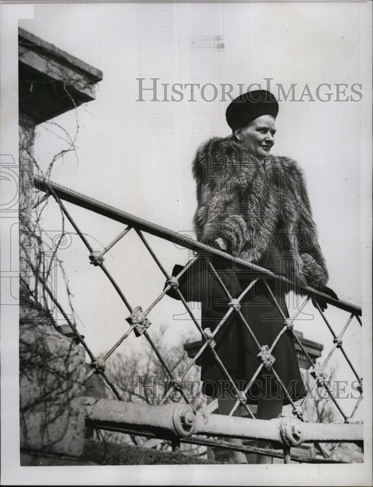 1946 Press Photo Mrs Lewis Lawes, wife of famed Sing Sing Warden in Public - Historic Images