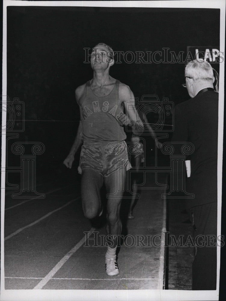 1966 Press Photo Race Runner John Lawson Wins 2 Mile Race At Boston Garden - Historic Images