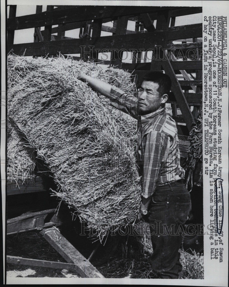 1969 Press Photo Former South Korean Army Lt Sung Chue Yim Studying Farm - Historic Images