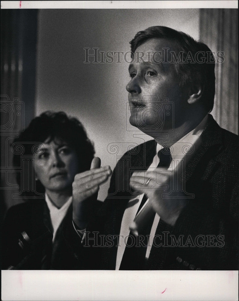 1992 Press Photo State Rep. Timothy O&#39;Leary Announcing Resignation With Wife - Historic Images