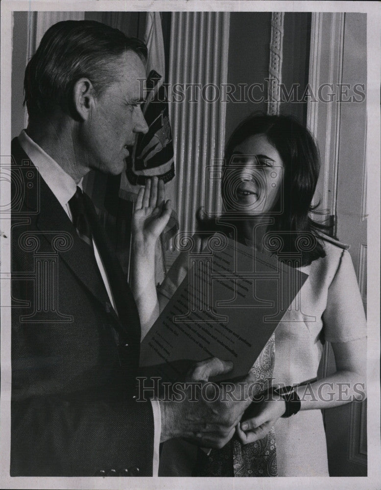 1969 Press Photo Gov.Sargent Cynthia Olken With Student At State House - Historic Images