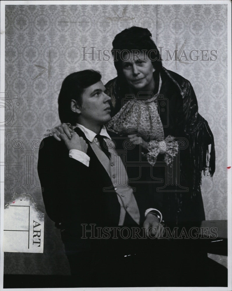1975 Press Photo Actor Bill Olland &amp; Mariam Varon In &quot;Ghosts&quot; - Historic Images