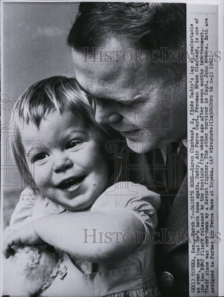 1961 Press Photo Karen Olmstead, 2 welcomes daddy, Air Force Capt Greeman Bruce - Historic Images