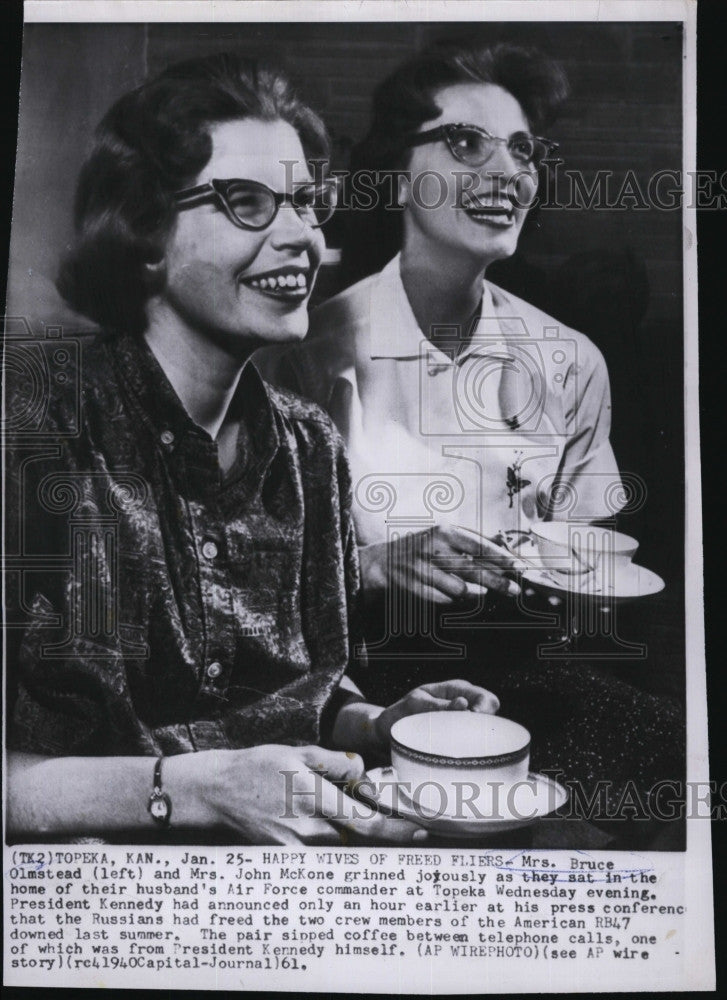 1961 Press Photo Mrs. Bruce Olmstead and Mrs John McKone thrilled after Pres - Historic Images