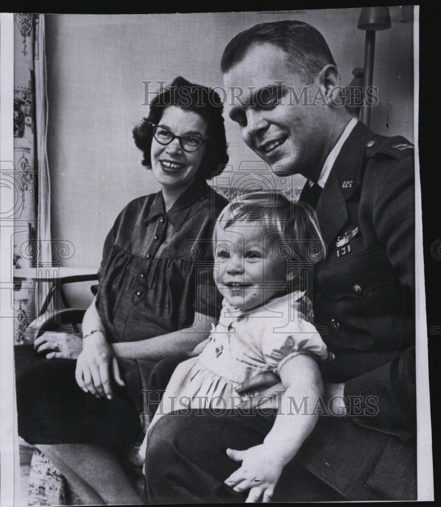 1961 Press Photo Capt Freeman B Olmsted and family after release from Russia - Historic Images