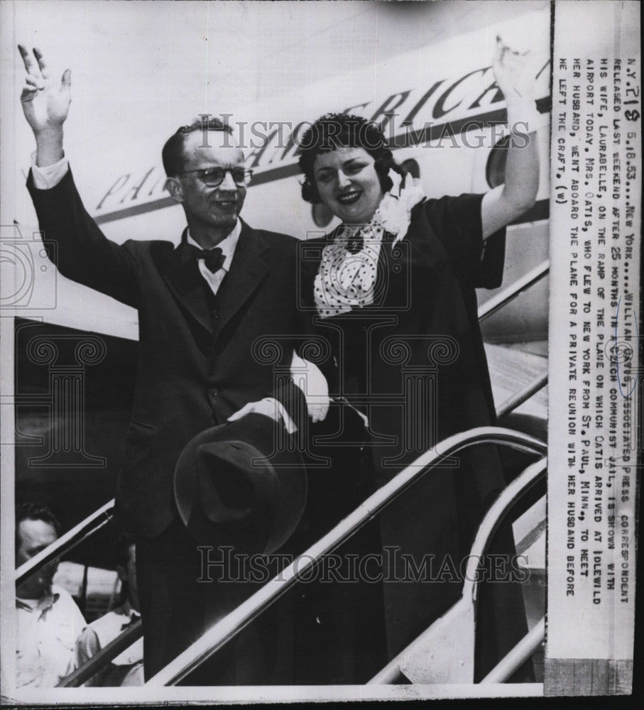 1953 Press Photo William Davis with wife Laurabelle at Idlewild Airport released - Historic Images