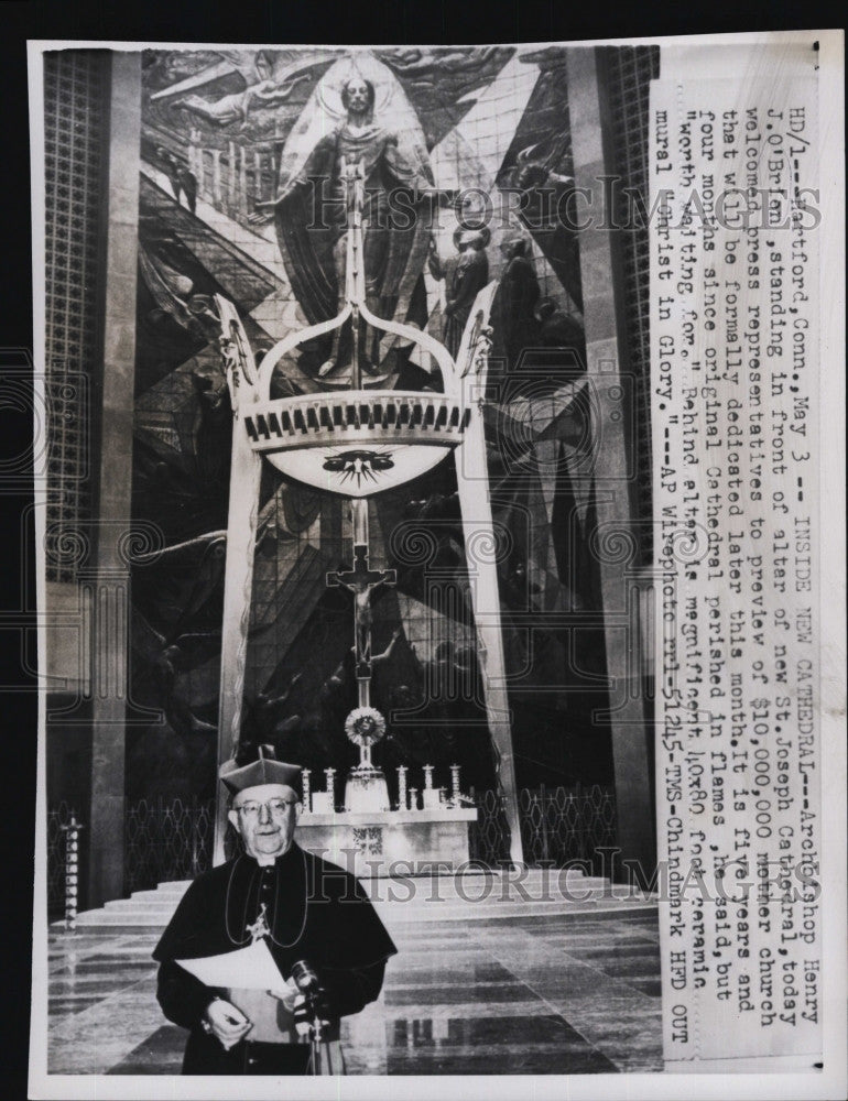 1962 Press Photo Arch.Henry  J. O&#39;Brien in front of St.Joseph Cathedral altar. - Historic Images