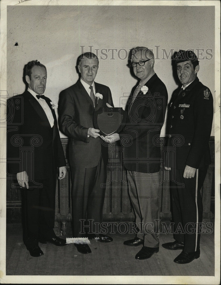 1970 Press Photo Police chief Thomas O&#39;Brien with Mayor S.Lester Ralph. - Historic Images