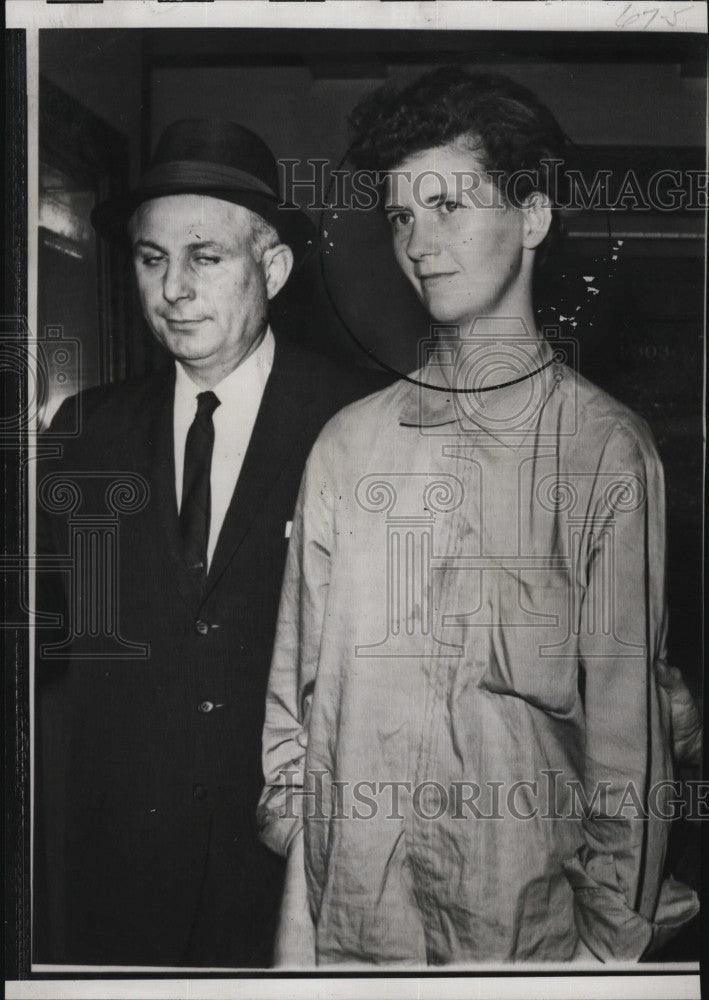 1961 Press Photo Mrs Bonnie Rose Barrington with FBI Agent after Arrest for - Historic Images