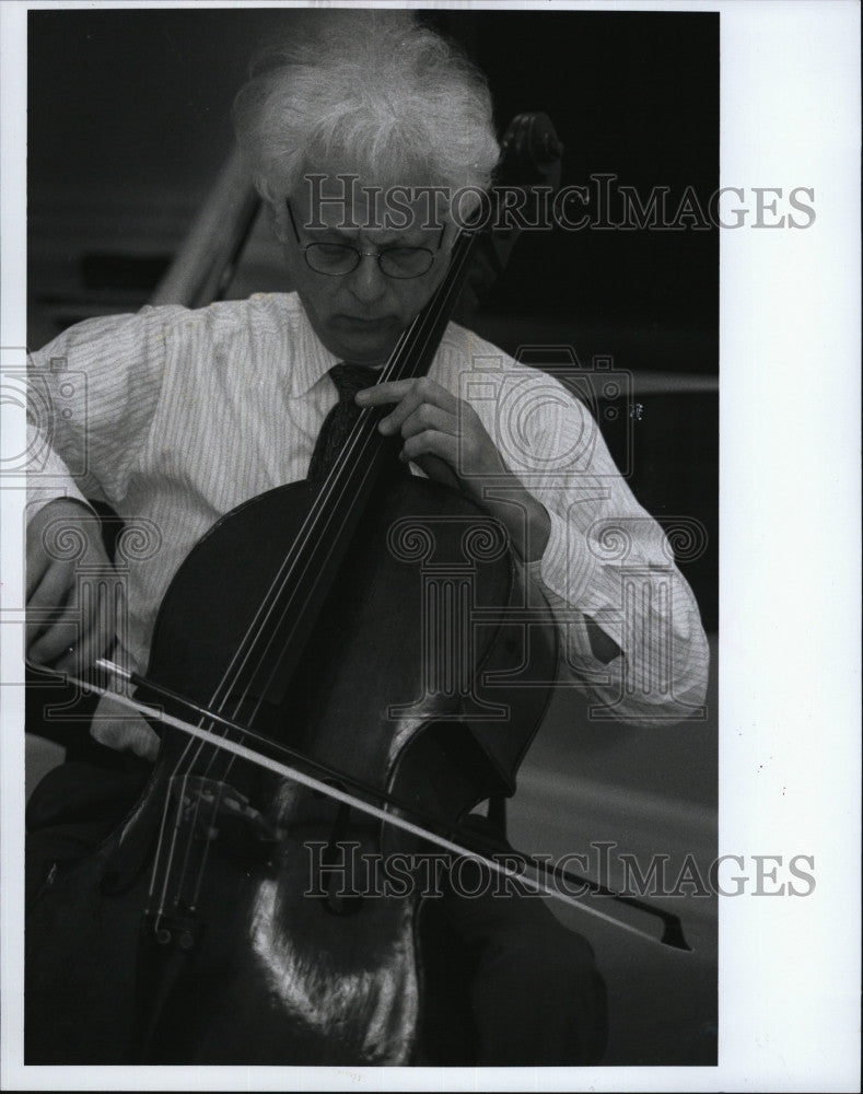 1996 Press Photo Musician Lawrence Lesser Practicing For Recital - Historic Images