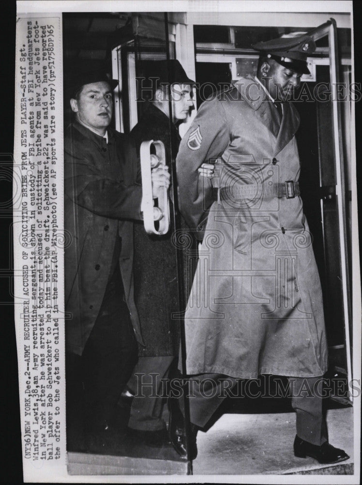 1965 Press Photo Staff Sgt Winfred Lewis army recruiting agent in custody of FBI - Historic Images