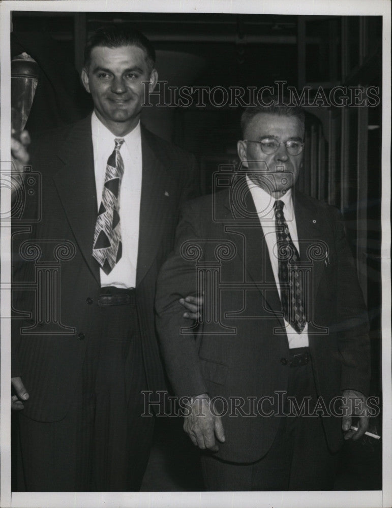 1948 Press Photo Andrew Smith &amp; Guard At Court Hearing Of J.V. Peters - Historic Images