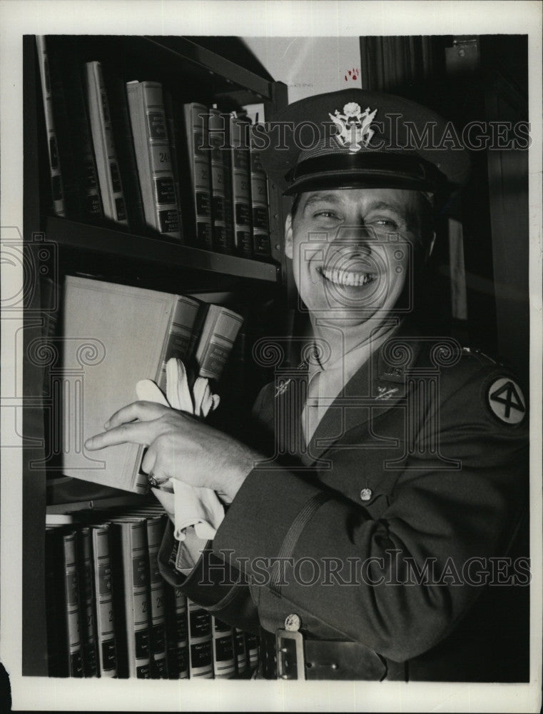 1941 Press Photo Alfred E. Smith Son Of Former Governor Putting Away Law Books - Historic Images